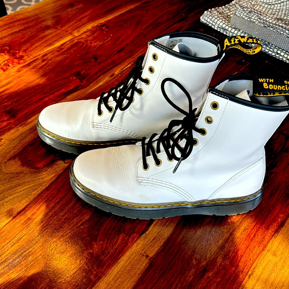 Excellent condition white Dr Martens. Women’s size 8.